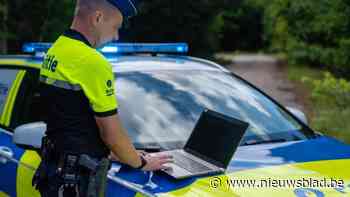 Auto belandt in gracht naast weg