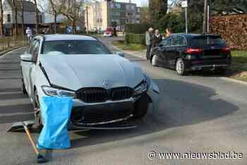 Twee wagens botsen op elkaar: één bestuurder naar ziekenhuis