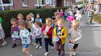 Kleuters van ‘t Moleke trommelen voor de vrede