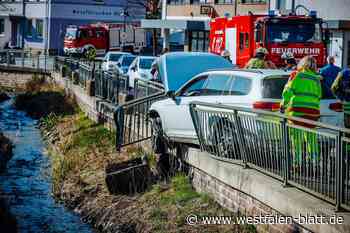 Unfall in Altenbeken: Auto landet beinahe in der Beke