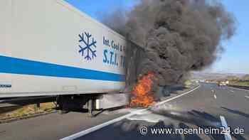 Eierlaster brennt auf Autobahn in Bayern: 300.000 Eier nicht mehr zu retten