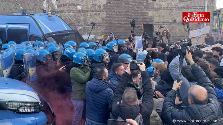 Tensioni a Bagnoli: il corteo dei comitati dei Campi Flegrei bloccato dalla polizia. Lanciate anche uova – Video