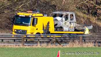 Lkw brennt am Maschener Kreuz – kilometerlanger Stau auf der A1