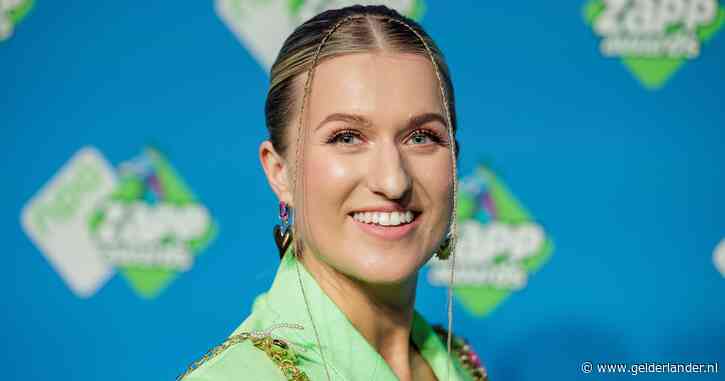 Britt Dekker ‘kocht vragen van theoretisch rijexamen’, nu moet ze op gesprek bij CBR: ‘Wil rijbewijs niet kwijt’