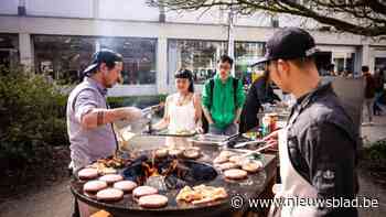 De lente is er en dus stookt PXL-keuken het barbecuestel een eerste keer warm