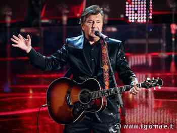 Paura per Bobby Solo. Si accascia sul palco durante il concerto: come sta