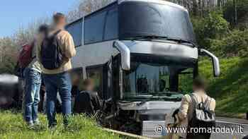 Incidente in autostrada: autista di un pullman carico di studenti finisce contro la segnaletica stradale