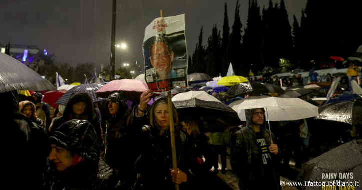 Israele e l’inverno delle proteste “dei capelli bianchi”: le migliaia di manifestanti davanti all’ufficio di Netanyahu