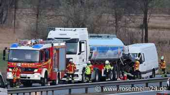 Schwerer Unfall auf A8 bei Piding: Kleintransporter prallt ungebremst in Lkw