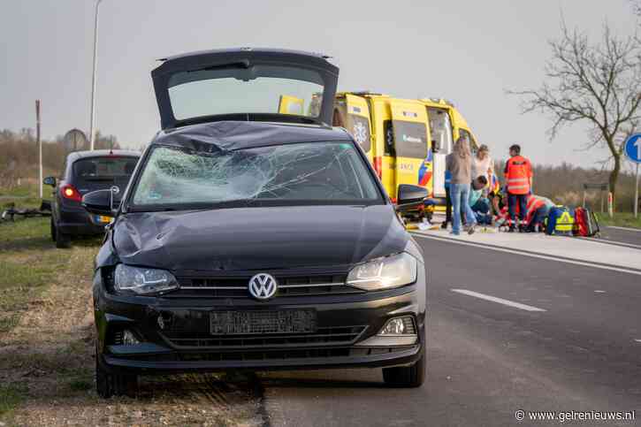 Zwaargewonde bij ongeval tussen auto en fiets: traumahelikopter ingezet