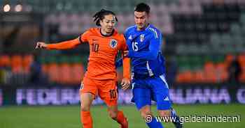 Jong Oranje wint met negen man oefeninterland in Venetië, Max Bruns maakt winnende goal met enige balcontact