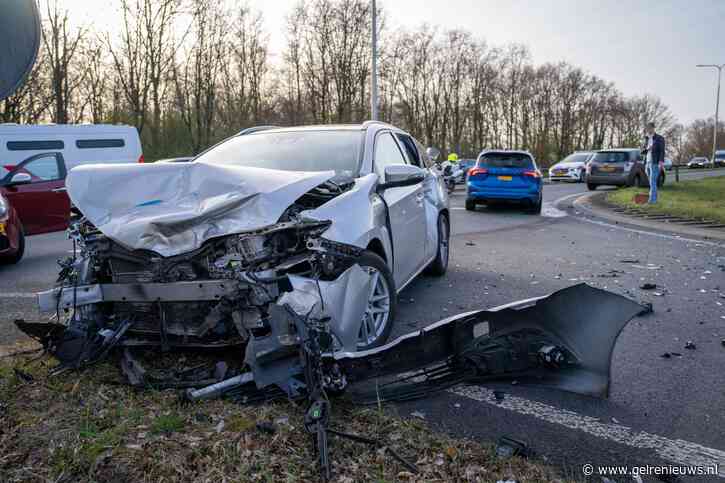 Zware aanrijding op kruising tussen twee auto’s