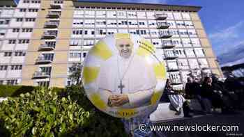 Paus moet opnieuw leren praten na verblijf in ziekenhuis, maar treedt niet af