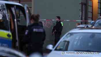 Polizisten mit Maschinenpistolen umstellen Haus im Phoenix-Viertel