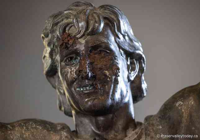 Edmonton statue of Oilers great Wayne Gretzky smeared with excrement