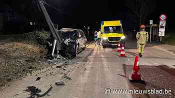 Twee lichtgewonden na zware klap tegen paal in Heukelom