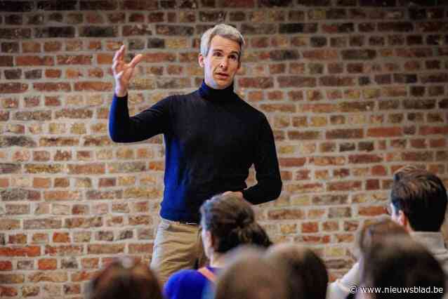 Van een tv-debat over Oekraïne naar een buurtvergadering onder de kerktoren”: Jonathan Holslag ruilt geopolitiek voor “parkeerprobleem in de Meerstraat”