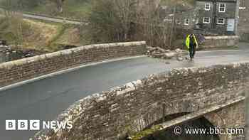Man, 30, dies after lorry crashes into bridge