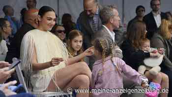 „Wonder Woman“-Schauspielerin küsst Tochter bei Hollywood-Gala auf den Mund: „Das ist bizarr“