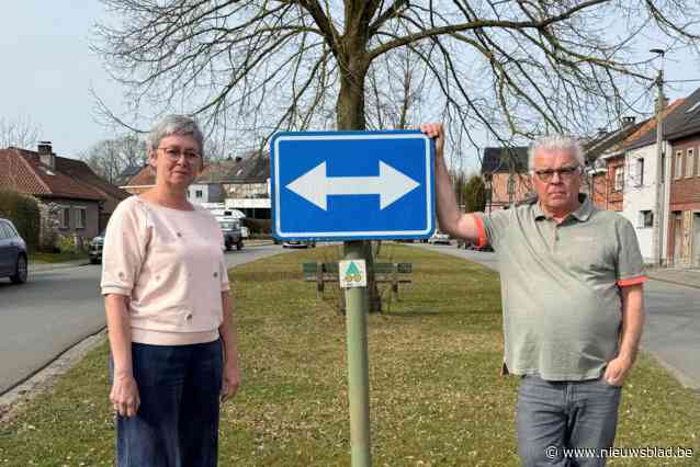 Bestuurders moeten manoeuvreren door dubbele rijrichting rond pleintje: “Nieuwe auto’s worden almaar breder, de straat is daar niet op voorzien”