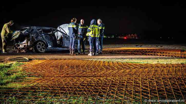 Buitengebied bezaaid met betonmatten, auto in brand gestoken