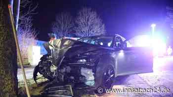 Auto kracht in Mühldorf gegen Baum - Fahrer auf der Flucht
