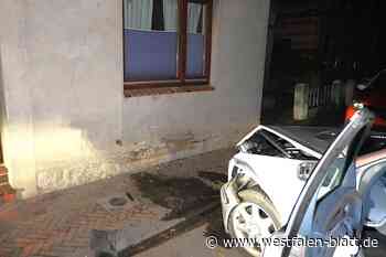 Auto kracht gegen Haus: Einsturzgefahr