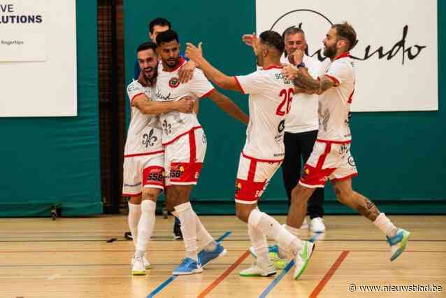 Comedy Capers in het futsal, match ligt kwartier stil omdat… man aan het scorebord zaal verlaat na oplopende discussie met scheids