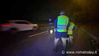 La folle corsa contromano di un motociclista che nasconde la targa per sfuggire all'autovelox