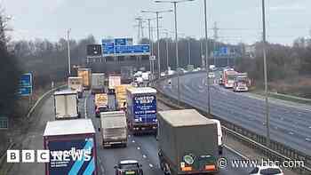 Man dies after M60 lorry crashes with four vehicles