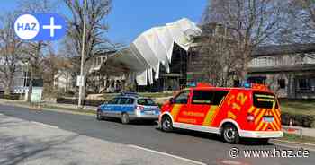 Sturmschaden beim NDR: Feuerwehreinsatz am Rudolf-von-Bennigsen-Ufer