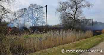 Tientallen meters berm weggebrand in De Klomp