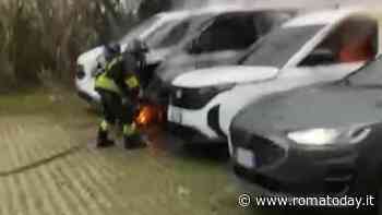 Incendio in una concessionaria, 30 auto a fuoco. Ipotesi corto circuito da una vettura elettrica
