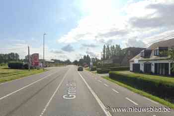 Bestuurder van bestelwagen ramt geparkeerde wagen