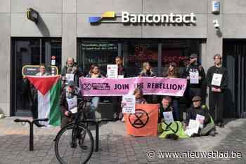 Klimaatactivisten bezetten geldautomaat: “Bank blijft één van de grootste financiers van fossiele energie”