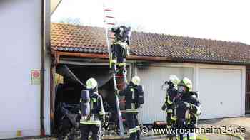 Feuerwehr in Aschau am Inn gefordert: Auto fängt in Garage Feuer