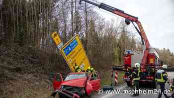 Unfall auf der B304: Auto kracht in Wegweiser – Fahrer verletzt