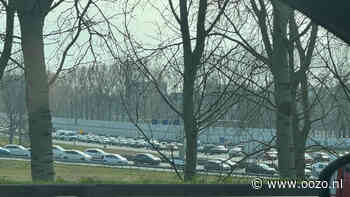 Slachtoffer in auto bekneld bij ongeval op A10, file tussen Watergraafsmeer en Landsmeer