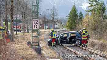 Bischofswieser (23) überschlägt sich mit Auto und landet auf Bahngleis