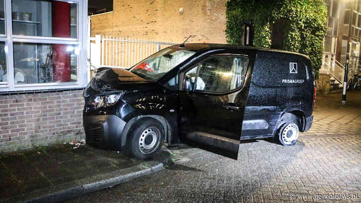 Auto ramt woning, bestuurder slaat op de vlucht