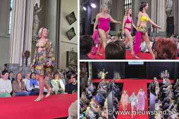 Modeshow mét bikini’s doet kerk vollopen: “Mijn dochter is een non, en zelfs zij zou hier geen problemen mee hebben”