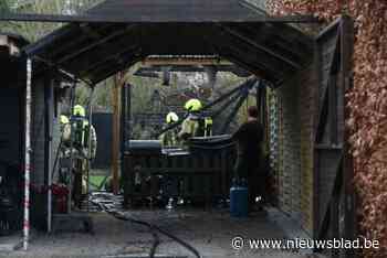 Jacuzzi vat vuur in tuin van woning