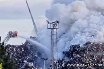 Grote berg schroot in haven vat vuur, brandweer is massaal ter plaatse