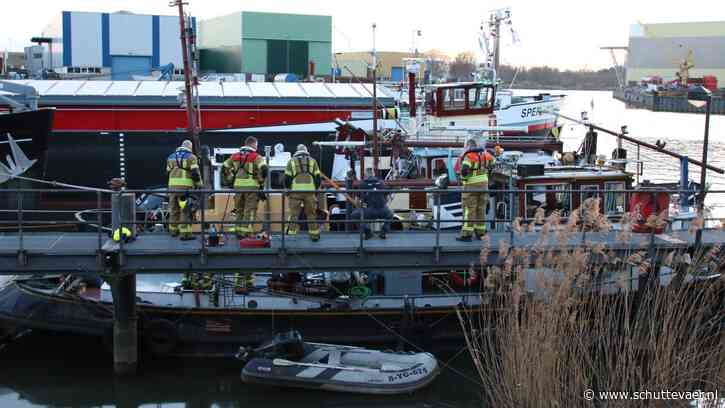 Sleepboot Anna maakt water in haven Sliedrecht
