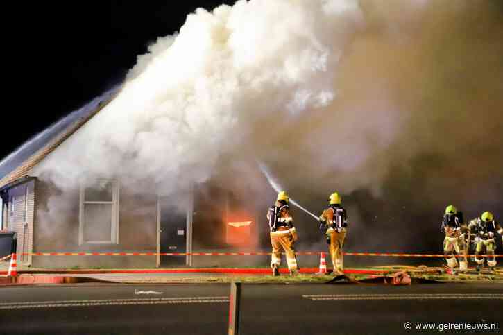 Grote uitslaande brand verwoest vrijstaande woning