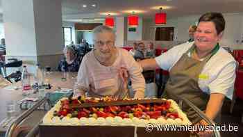 Taart voort Mella Bogaerts die 104 is geworden