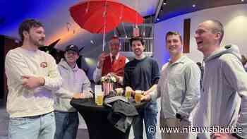 Inwoners Ranst klinken tijdens jaarlijkse Lentedrink in echt Hollywooddecor