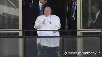 Papa Francesco dimesso dal Gemelli: "Torna a Santa Marta". E lui saluta con il pollice alzato
