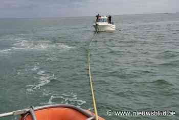 Vissersboot in moeilijkheden voor kust van Knokke, redders slepen boot naar thuishaven