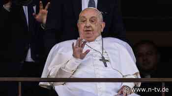 Lange Erholungzeit nötig: Papst zeigt sich auf Balkon und verlässt das Krankenhaus